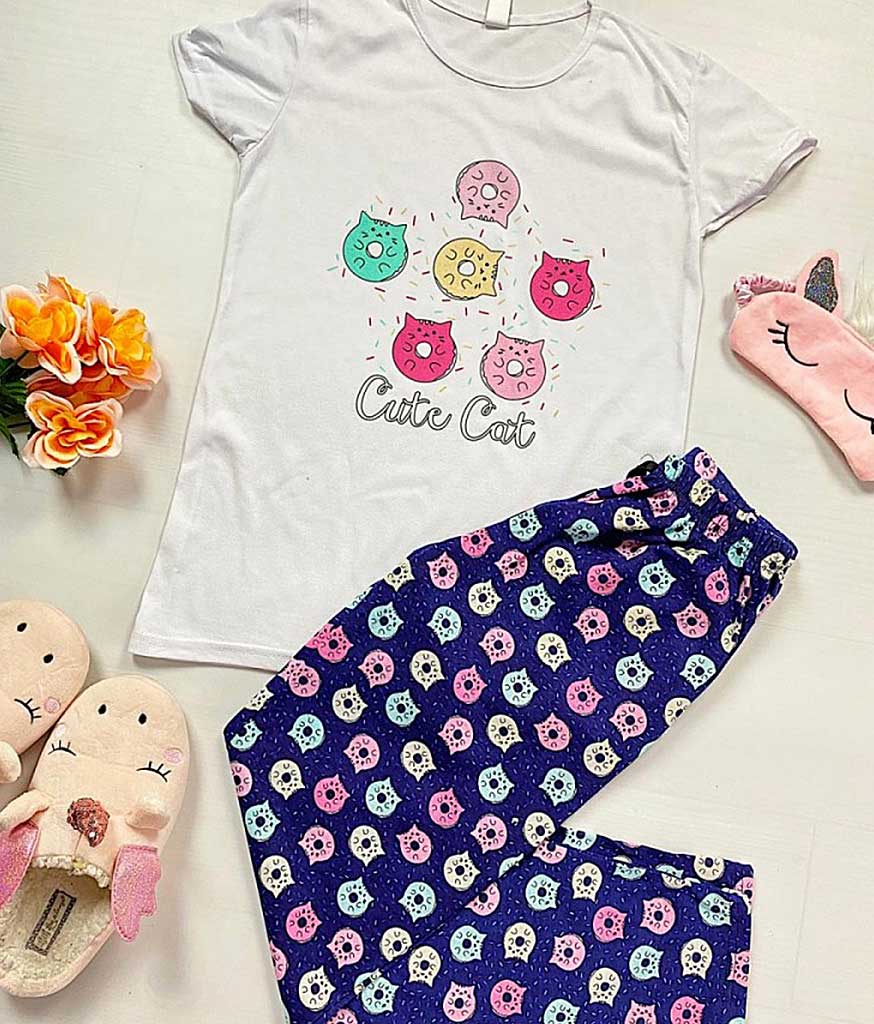 Pijama dama bumbac Cute Cat este o pijama lunga pentru zilele racoaroase. Pijamaua cu imprimeu colorat este o alegere perfecta atat pentru momentele de leneveala, cat si pentru party-urile in pijamale.