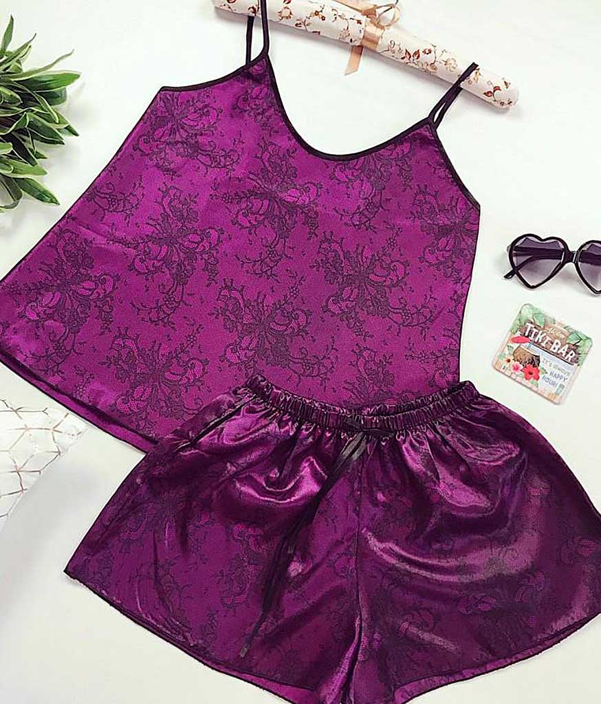Pijama dama satin Lace este o pijama scurta alcatuita din doua piese, potrivita pentru zilele calduroase. Poarta in noptile speciale aceasta lenjerie simpla, sexy si lejera formata din pantaloni scurti si top din material delicat satin.