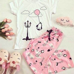 Pijama dama bumbac Balon este o pijama lunga potrivita pentru zilele racoaroase. Pijamaua este o alegere perfecta atat pentru momentele de liniste, cat si pentru party-urile in pijamale.