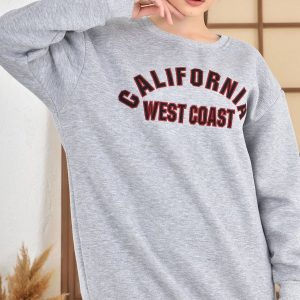 Bluza sport oversize gri California este o bluza din bumbac gros vatuit la interior cu decolteu rotund. Cea mai practica piesa vestimentara, bluza sport oversize este cea care sta la baza multor tinute comode si practice.