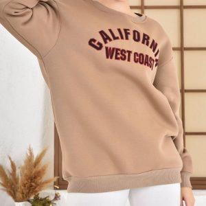 Bluza sport oversize maro California este o bluza din bumbac gros vatuit la interior cu decolteu rotund. Cea mai practica piesa vestimentara, bluza sport oversize este cea care sta la baza multor tinute comode si practice.