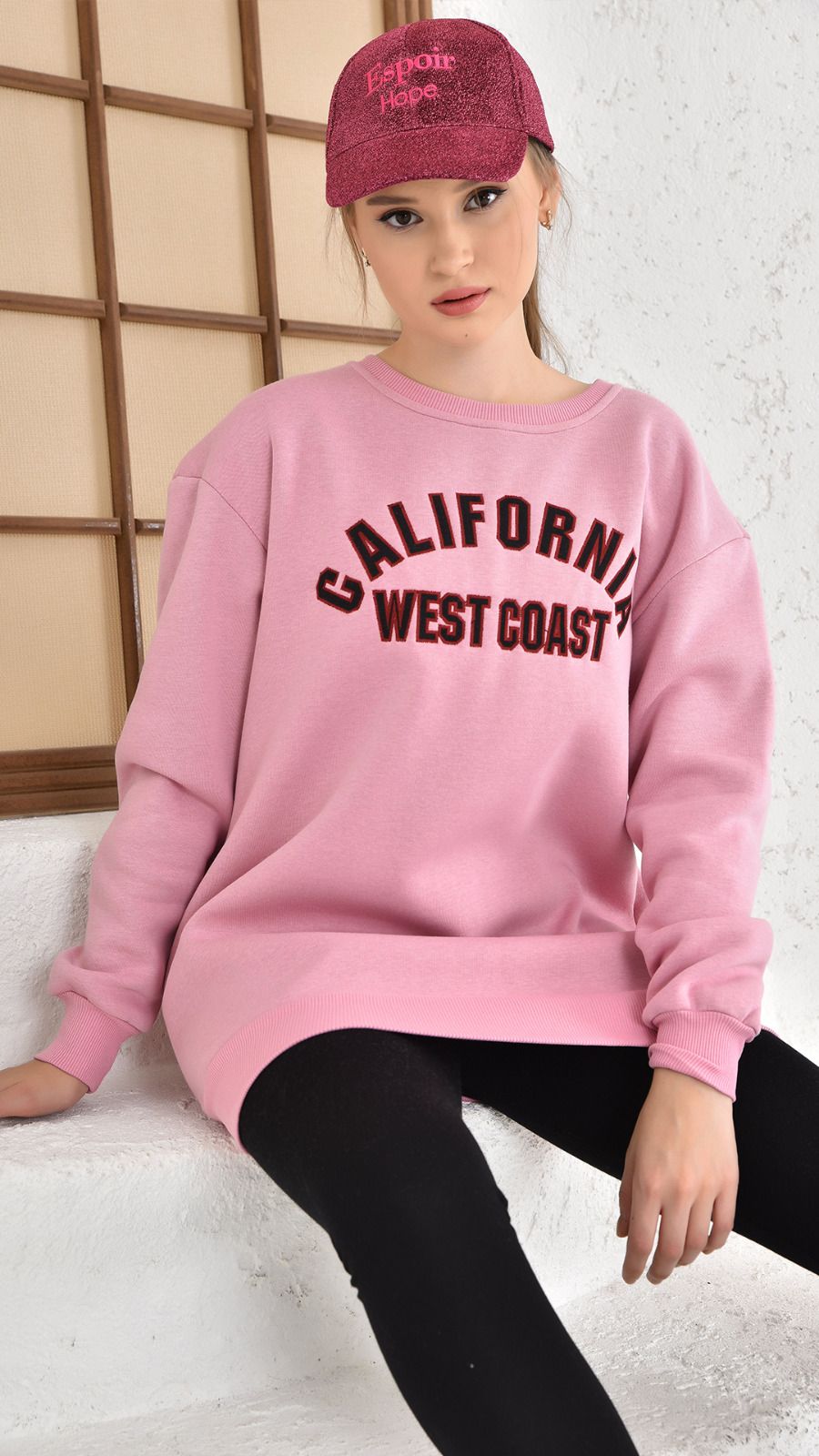 Bluza sport oversize roz California este o bluza din bumbac gros vatuit la interior cu decolteu rotund. Cea mai practica piesa vestimentara, bluza sport oversize este cea care sta la baza multor tinute comode si practice.