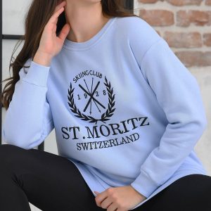 Bluza sport oversize albastru ST Moritz este o bluza din bumbac gros vatuit la interior cu decolteu rotund. Cea mai practica piesa vestimentara, bluza sport oversize este cea care sta la baza multor tinute comode si practice.