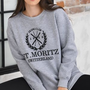 Bluza sport oversize gri ST Moritz este o bluza din bumbac gros vatuit la interior cu decolteu rotund. Cea mai practica piesa vestimentara, bluza sport oversize este cea care sta la baza multor tinute comode si practice.