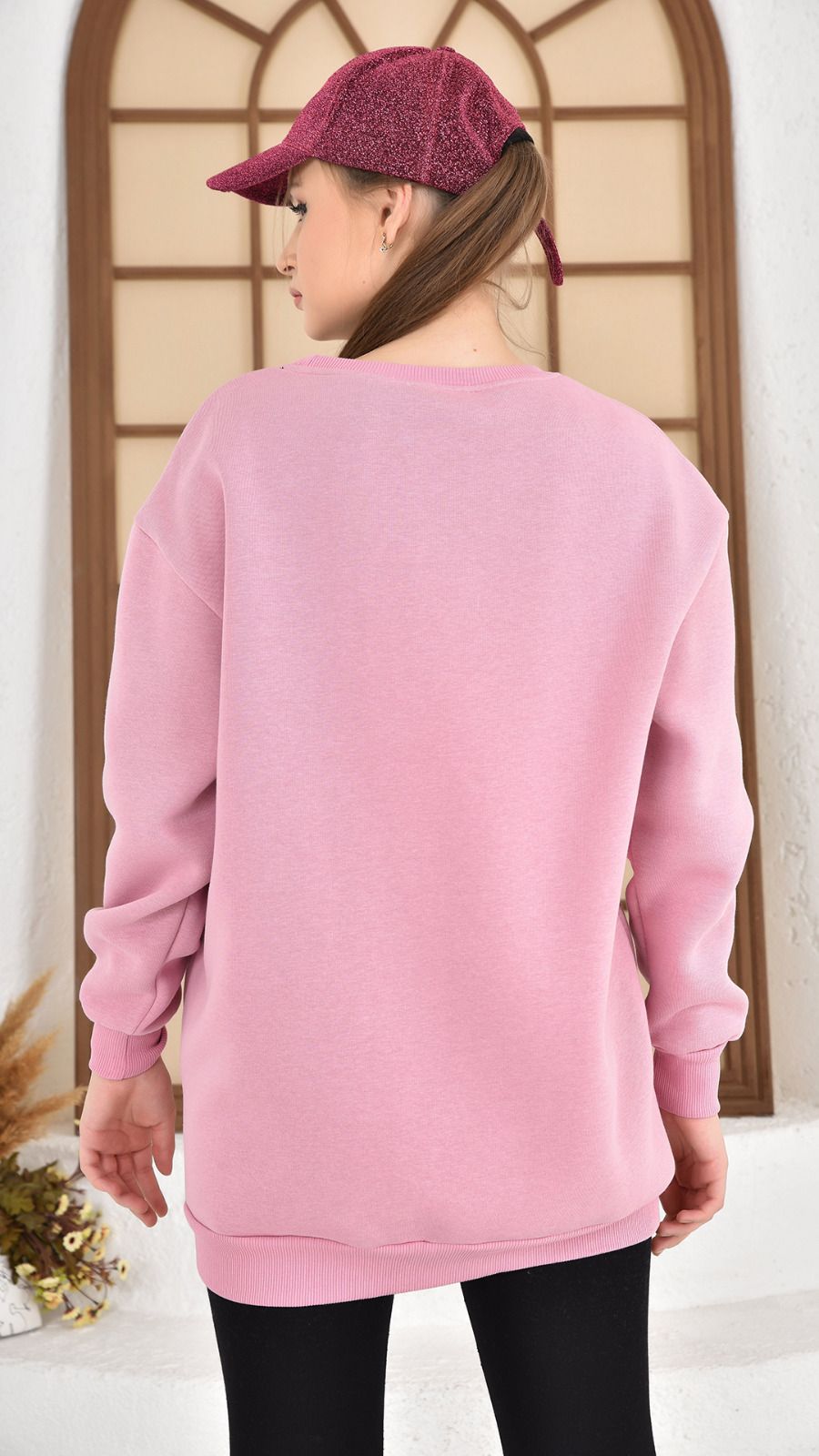 Bluza sport oversize roz California este o bluza din bumbac gros vatuit la interior cu decolteu rotund. Cea mai practica piesa vestimentara, bluza sport oversize este cea care sta la baza multor tinute comode si practice.
