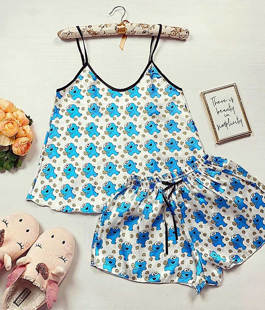 Pijama satin Cookie este o pijama scurta cu imprimeu funny. Aceasta este alegerea ideala pentru zilele toride. Comoda, lejera si super cute.