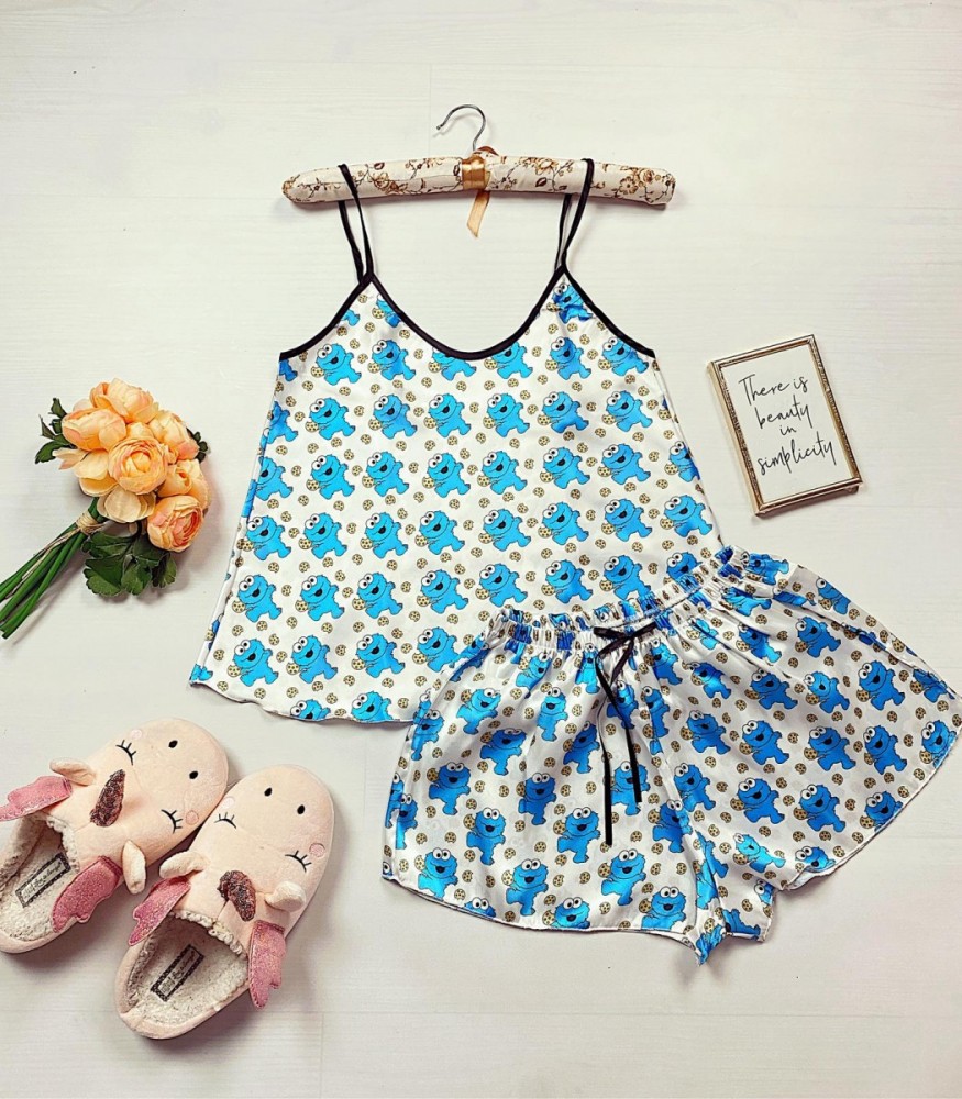 Pijama satin Cookie este o pijama scurta cu imprimeu funny. Aceasta este alegerea ideala pentru zilele toride. Comoda, lejera si super cute.