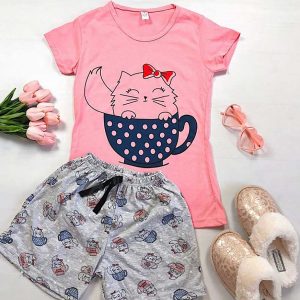 Pijama dama bumbac Cat in a Cup este o pijama scurta formata din maieu si pantaloni scurti cu imprimeu pisicuta. Alegerea ideala pentru zilele de leneveala.