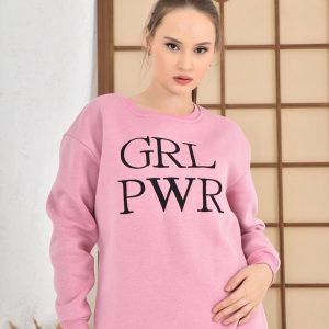 Bluza sport oversize roz GRL PWR este o bluza din bumbac gros vatuit la interior cu decolteu rotund. Cea mai practica piesa vestimentara, bluza sport oversize este cea care sta la baza multor tinute comode si practice.