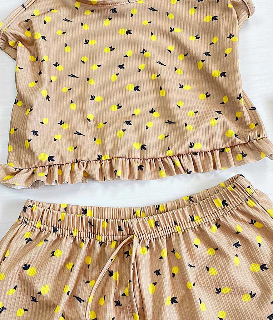 Pijama dama buline este o pijama scurta cu maieu cu volanase. Aceasta este alegerea ideala pentru zilele toride. Comoda, lejera si super cute.