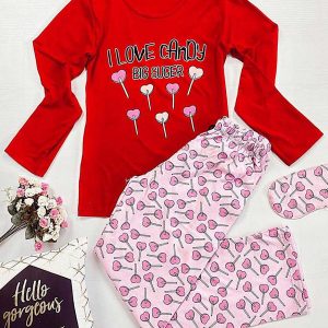 Pijama dama bumbac Candy este o pijama lunga pentru zilele racoaroase. Pijamaua cu imprimeu colorat este o alegere perfecta atat pentru momentele de leneveala, cat si pentru party-urile in pijamale.