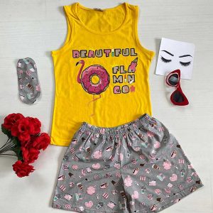 Pijama dama bumbac Flamingo este o pijama scurta formata din maieu galben si pantaloni scurti de culoare gri. Aceasta pijama este ideala pentru zilele de relaxare petrecute in casa.