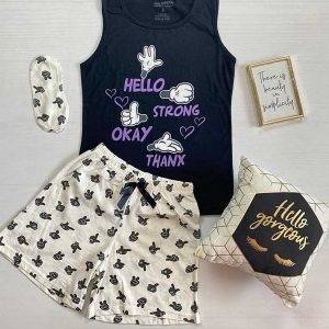 Pijama dama bumbac Signs este o pijama scurta perfecta pentru zilele lenese si pentru noptile albe petrecute cu serialul preferat.
