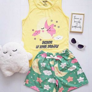 Pijama dama bumbac Moon este o pijama scurta din doua piese, maieu si pantaloni scurti cu imprimeu luna. Aceasta pijama este ideala pentru zilele de relaxare.