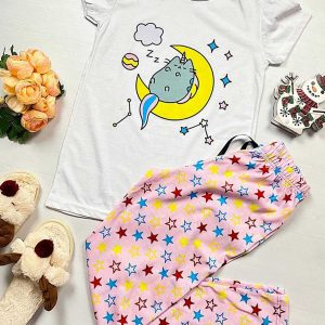 Pijama dama bumbac Luna alb este o pijama lunga pentru zilele racoaroase. Pijamaua cu imprimeu luna si stelute colorate este o alegere perfecta pentru un somn linistit.
