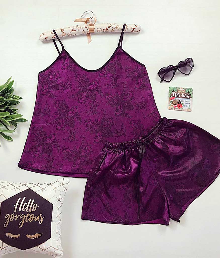 Pijama dama satin Lace este o pijama scurta alcatuita din doua piese, potrivita pentru zilele calduroase. Poarta in noptile speciale aceasta lenjerie simpla, sexy si lejera formata din pantaloni scurti si top din material delicat satin.