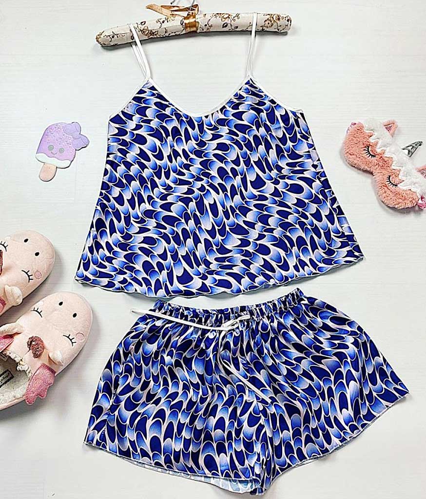 Pijama dama satin Mozaic este o pijama scurta alcatuita din doua piese, potrivita pentru zilele calduroase. Poarta in noptile speciale aceasta lenjerie simpla, sexy si lejera formata din pantaloni scurti si top din material delicat satin.