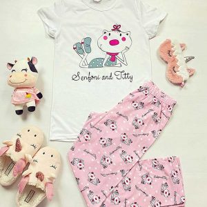Pijama dama bumbac roz Senfoni este o pijama lunga pentru zilele racoaroase. Pijamaua cu imprimeu colorat este o alegere perfecta atat pentru momentele de leneveala, cat si pentru party-urile in pijamale.