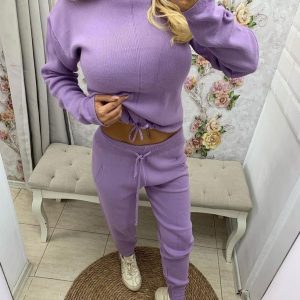Trening dama tricot mov este realizat din tricot de calitate, moale la atingere si format din 2 piese: bluza cu guler inalt si pantaloni cu buzunare laterale si siret in talie.