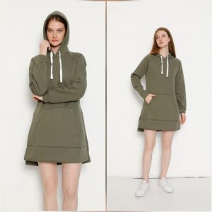 Hanorac dama gros oversize kaki este un hanorac foarte confortabil si flexibil, fabricat din material calitativ. Hanoracul este cu maneci lungi si gluga, cu doua buzunare laterale in partea de jos. Este de lungime medie, calduros, usor de purtat si accesorizat.