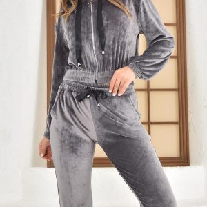Trening dama gri catifea este format din pantaloni lungi si hanorac prevazut cu gluga. Este confectionat din catifea placuta la atingere si este un must have in garderoba din acest sezon.