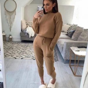 Trening dama tricot maro este realizat din tricot de calitate, moale la atingere si format din 2 piese: bluza cu guler inalt si pantaloni cu buzunare laterale si siret in talie.