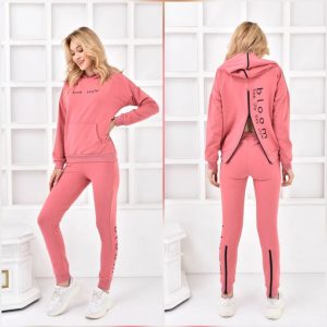 Trening dama Embody Free Roz este decorat cu imprimeu Free Style. Treningul iti va oferi confortul si libertatea de miscare de care ai nevoie, dar in acelasi timp un look de invidiat.
