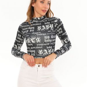 Bluza dama scurta Graffiti este o bluza din material elastic si confortabil. Se va mula perfect pe trupul tau si este creata special pentru a-ti pune bustul in evidenta. Poate fi asortata la orice tip de tinuta incepand de la cele mai casual pana la cele mai elegante.