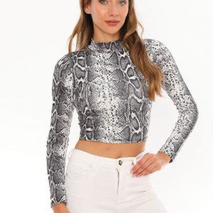Bluza dama scurta Snake este o bluza din material elastic si confortabil. Se va mula perfect pe trupul tau si este creata special pentru a-ti pune bustul in evidenta. Poate fi asortata la orice tip de tinuta incepand de la cele mai casual pana la cele mai elegante.