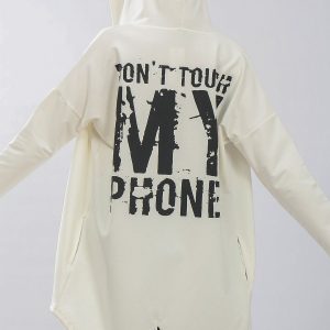 Hanorac dama alb Don't touch my phone este ideal pentru lunile friguroase. Acest model este potrivit pentru o tinuta casual, este placut la atingere si calduros. Hanoracul are inchidere cu fermoar pe toata lungimea, doua buzunare laterale si gluga.
