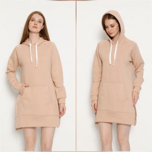 Hanorac dama gros oversize bej este un hanorac foarte confortabil si flexibil, fabricat din material calitativ. Hanoracul este cu maneci lungi si gluga, cu doua buzunare laterale in partea de jos. Este de lungime medie, calduros, usor de purtat si accesorizat.