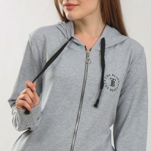 Hanorac dama cu gluga gri este ideal pentru lunile friguroase. Acest model este potrivit pentru o tinuta casual, este placut la atingere si calduros. Hanoracul are inchidere cu fermoar pe toata lungimea, doua buzunare laterale si gluga.