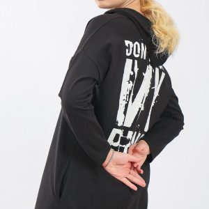 Hanorac dama negru Don't touch my phone este ideal pentru lunile friguroase. Acest model este potrivit pentru o tinuta casual, este placut la atingere si calduros. Hanoracul are inchidere cu fermoar pe toata lungimea, doua buzunare laterale si gluga.