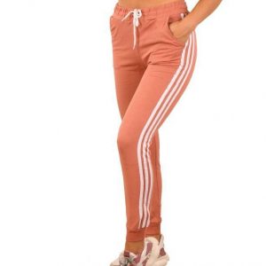 Pantaloni sport roz dungi laterale sunt realizați din material de calitate cu 90% bumbac și 10% lycra. Au talia pe elastic, dispun de 2 buzunare laterale și sunt ideali pentru jogging sau la orice altă ținută sport.