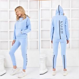 Trening dama Embody Free Albastru este decorat cu imprimeu Free Style. Treningul iti va oferi confortul si libertatea de miscare de care ai nevoie, dar in acelasi timp un look de invidiat.