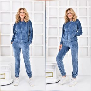 Trening dama albastru gluga catifea este format din pantaloni lungi, bluza cu gluga si inchidere fermoar. Este confectionat din catifea placuta la atingere si este un must have in garderoba din acest sezon.