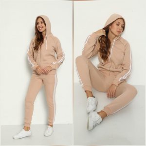 Trening dama sport vatuit bej este un trening foarte confortabil si flexibil, fabricat din material calitativ, format din doua piese. Hanoracul cu sistem de inchidere tip fermoar, dispune de doua buzunare laterale in partea de jos, are gluga, mansete elastice la maneci si jos in talie.
