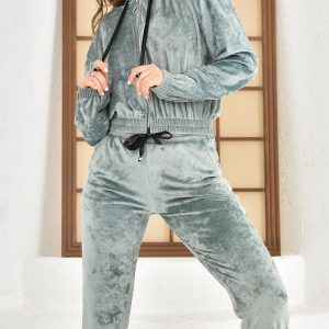 Trening dama verde catifea este format din pantaloni lungi, bluza cu gluga si inchidere fermoar. Este confectionat din catifea placuta la atingere si este un must have in garderoba din acest sezon.