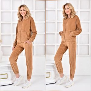 Trening dama bej gluga catifea este format din pantaloni lungi, bluza cu gluga si inchidere fermoar. Este confectionat din catifea placuta la atingere si este un must have in garderoba din acest sezon.