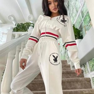 Trening dama bumbac Iconic Bunny Alb este decorat cu o imprimare a iepurasului iconic si dungi colorate. Tesatura este moale si placuta, alegerea perfecta pentru combinatii sportive, dar si elegante. Iti va oferi confortul si libertatea de miscare de care ai nevoie, dar in acelasi timp un look de invidiat.