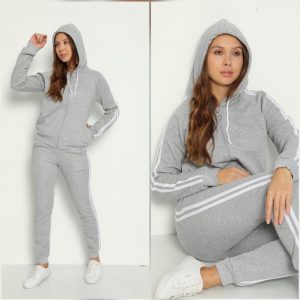 Trening dama sport vatuit gri este un trening foarte confortabil si flexibil, fabricat din material calitativ, format din doua piese. Hanoracul cu sistem de inchidere tip fermoar, dispune de doua buzunare laterale in partea de jos, are gluga, mansete elastice la maneci si jos in talie.