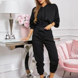 Trening dama bumbac Negru este format din bluza cu maneca lunga, gluga si elastic in talie. Pantalonii lungi sunt cu siret in talie. Este ideal pentru sezonul rece de toamna- iarna.
