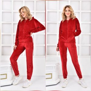 Trening dama rosu gluga catifea este format din pantaloni lungi, bluza cu gluga si inchidere fermoar. Este confectionat din catifea placuta la atingere si este un must have in garderoba din acest sezon.