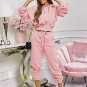 Trening dama bumbac Roz este format din bluza cu maneca lunga, gluga si elastic in talie. Pantalonii lungi sunt cu siret in talie. Este ideal pentru sezonul rece de toamna- iarna.