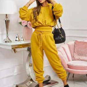 Trening dama bumbac Galben este format din bluza cu maneca lunga, gluga si elastic in talie. Pantalonii lungi sunt cu siret in talie. Este ideal pentru sezonul rece de toamna- iarna.