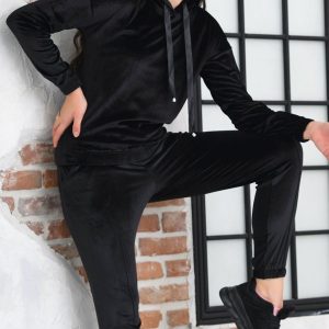Trening dama buzunare laterale Negru este confectionat din catifea, confortabil si matasos la atingere. Tesatura este moale si placuta, alegerea perfecta pentru combinatii sportive, dar si elegante. Iti va oferi confortul si libertatea de miscare de care ai nevoie, dar in acelasi timp un look de invidiat.