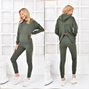 Trening dama Embody Free Kaki este decorat cu imprimeu Free Style. Treningul iti va oferi confortul si libertatea de miscare de care ai nevoie, dar in acelasi timp un look de invidiat.