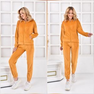 Trening dama mustar gluga catifea este format din pantaloni lungi, bluza cu gluga si inchidere fermoar. Este confectionat din catifea placuta la atingere si este un must have in garderoba din acest sezon.