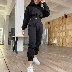Trening dama bumbac Mood Negru este decorat cu un imprimeu simplu si modern. Tesatura este moale si placuta, alegerea perfecta pentru combinatii sportive, dar si elegante. Iti va oferi confortul si libertatea de miscare de care ai nevoie, dar in acelasi timp un look de invidiat.