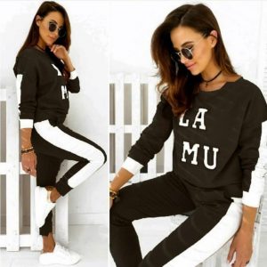 Trening dama Embody LA Negru este decorat cu imprimeu modern.. Treningul iti va oferi confortul si libertatea de miscare de care ai nevoie, dar in acelasi timp un look de invidiat.